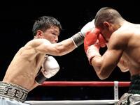 ８回、ノックアウト・ＣＰフレッシュマートを攻める岩田翔吉（撮影・石井剣太郎）