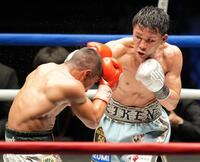 ８回、ノックアウト・ＣＰフレッシュマート（左）を攻める岩田翔吉