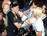 ＷＢＣ世界ライトフライ級タイトルマッチでノックアウト・ＣＰフレッシュマートに勝利し、山本美憂（右）と喜ぶ岩田翔吉