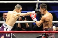 ２回、ノニト・ドネア（右）に右ストレートを放つ増田陸（撮影・西岡正）