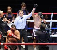 ノニト・ドネア（左下）に勝利した増田陸（撮影・西岡正）