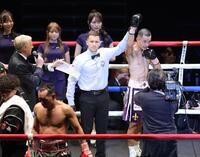 ノニト・ドネア（左下）に勝利した増田陸（撮影・西岡正）