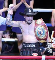 タイトルを防衛したアンソニー・オラスクアガ（撮影・西岡正）