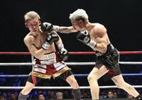 ３回、飯村樹輝弥を攻めるアンソニー・オラスクアガ（撮影・石井剣太郎）