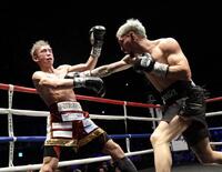 ３回、飯村樹輝弥を攻めるアンソニー・オラスクアガ（撮影・石井剣太郎）