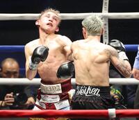９回、アンソニー・オラスクアガ（右）のパンチを浴び、敗れた飯村樹輝弥（撮影・西岡正）