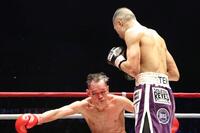 ７回、ノニト・ドネア（奥）からダウンを奪う増田陸（撮影・石井剣太郎）