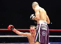 ７回、ノニト・ドネア（奥）からダウンを奪う増田陸（撮影・石井剣太郎）