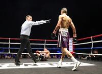 ７回、ノニト・ドネア（中央）からダウンを奪う増田陸（右端）＝撮影・石井剣太郎