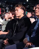 観戦する堤聖也（撮影・石井剣太郎）