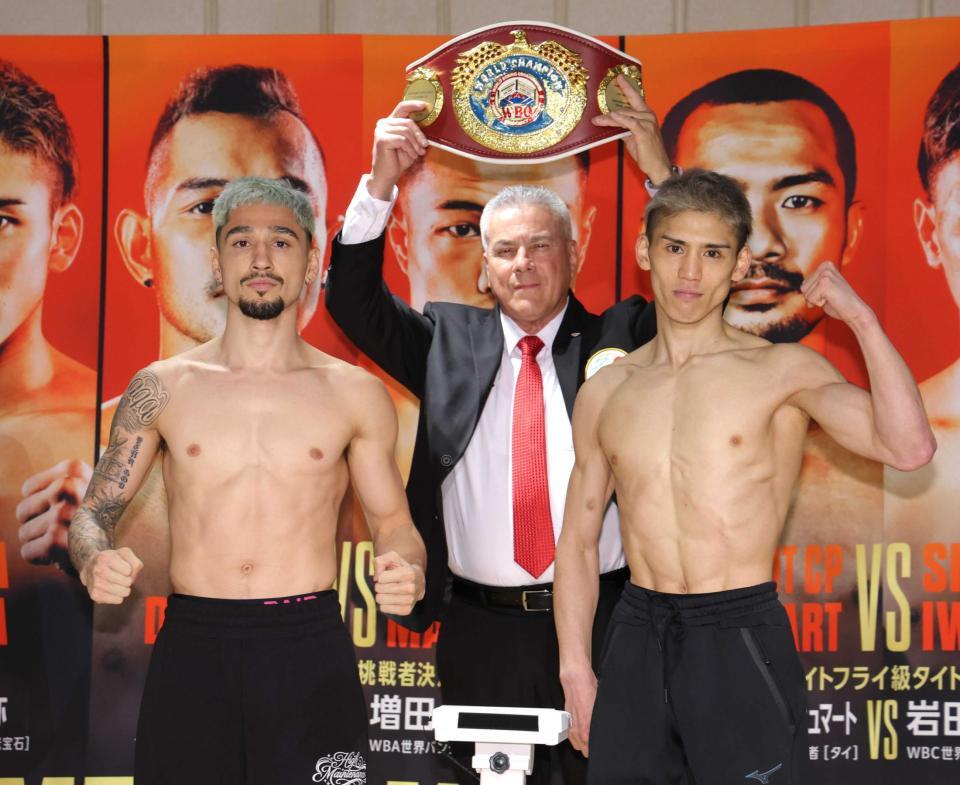 　前日計量を終え、アンソニー・オラスクアガ（左）とガッツポーズを決める飯村樹輝弥（撮影・西岡正）