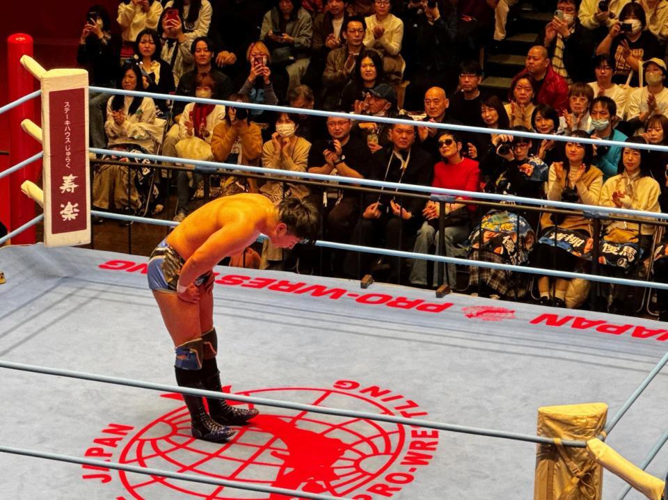 不祥事による謹慎から４カ月ぶりに復帰し、ファンに頭を下げる青柳優馬