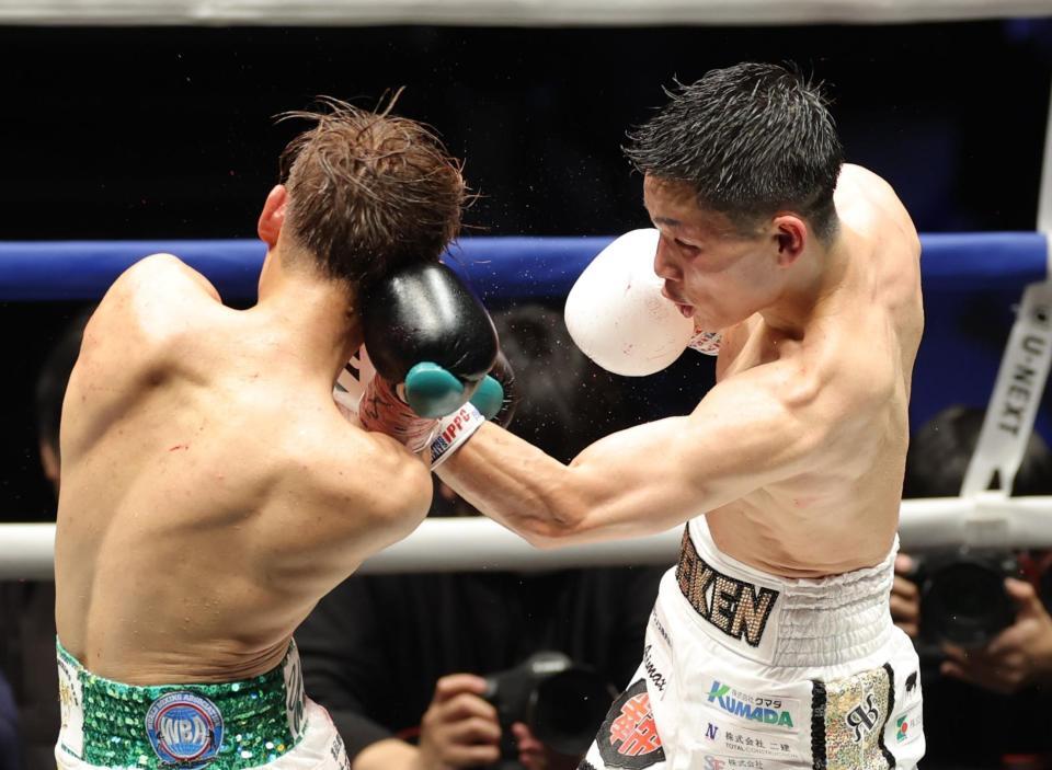 ９回、高田勇仁（左）に左アッパーを決める松本流星（撮影・西岡正）