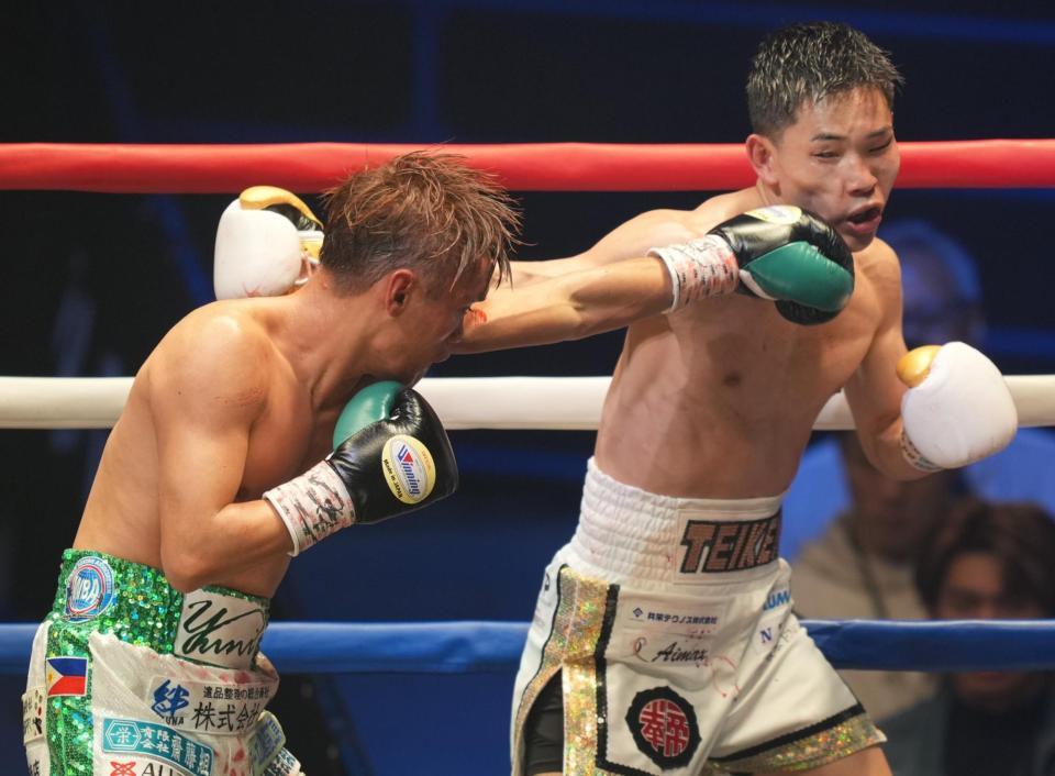 ５回、松本流星（右）を攻める高田勇仁