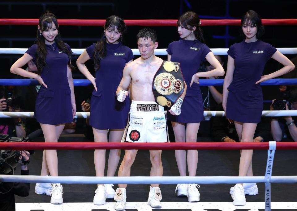 タイトルを防衛し、ポーズを決める松本流星（撮影・西岡正）