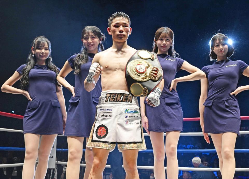 高田勇仁に判定勝ちし、防衛を果たした松本流星（中央）