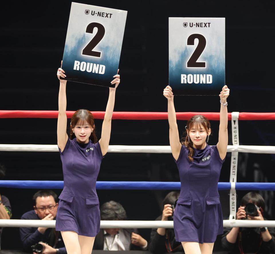 ２人でリングを彩るラウンドガール（撮影・西岡正）