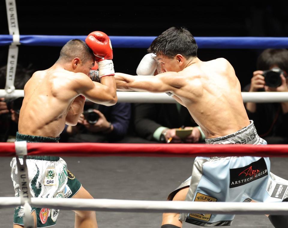 ３回、ノックアウト・ＣＰ・フレッシュマート（左）に左ストレートを放つ岩田翔吉（撮影・西岡正）