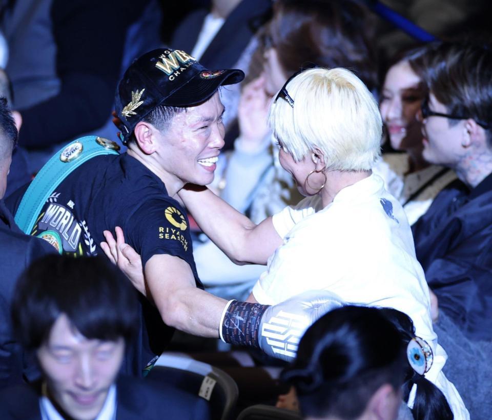 勝利を山本美憂（右）に祝福される岩田翔吉（撮影・西岡正）