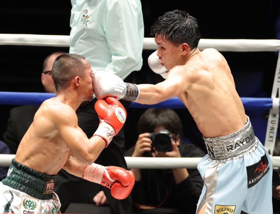 ８回、ノックアウト・ＣＰ・フレッシュマート（左）の顔面に左フックをヒットさせる岩田翔吉（撮影・西岡正）