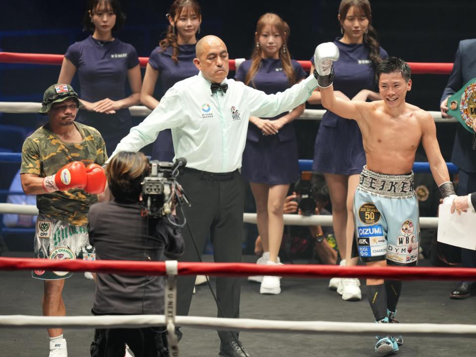 ＷＢＣ世界ライトフライ級タイトルマッチでノックアウト・ＣＰ・フレッシュマート（左）に判定勝ちし、喜ぶ岩田翔吉