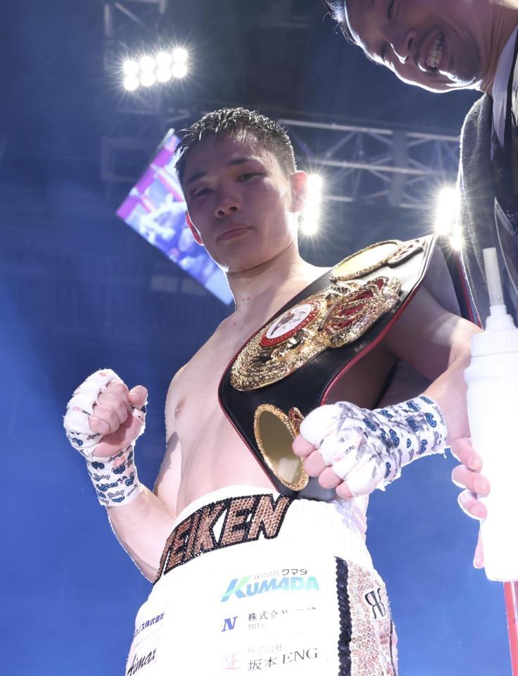 試合を制し、ポーズをとる松本流星（撮影・石井剣太郎）