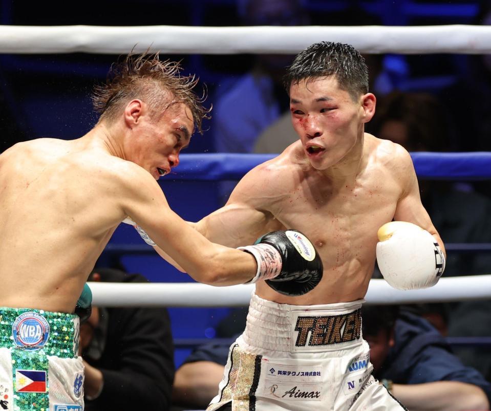 ９回、高田勇仁（左）に右フックを浴びせる松本流星（撮影・西岡正）