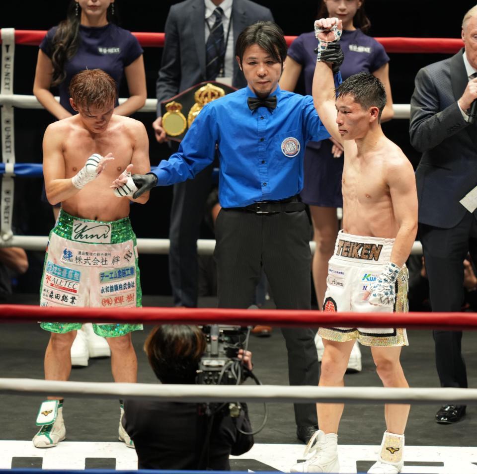 高田勇仁（左）に判定勝ちし、防衛を果たした松本流星