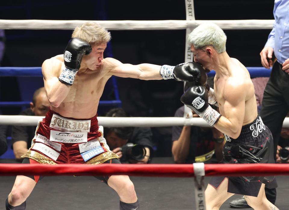 １回、アンソニー・オラスクアガ（右）に左ストレートを放つ飯村樹輝弥（撮影・西岡正）