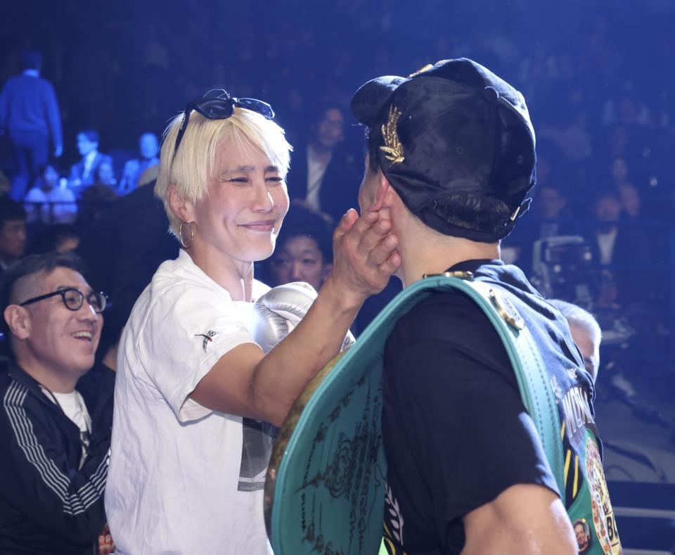 勝利を山本美憂に祝福される岩田翔吉（右）