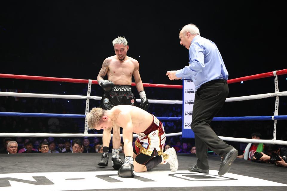 ７回、ダウンする飯村樹輝弥（撮影・石井剣太郎）