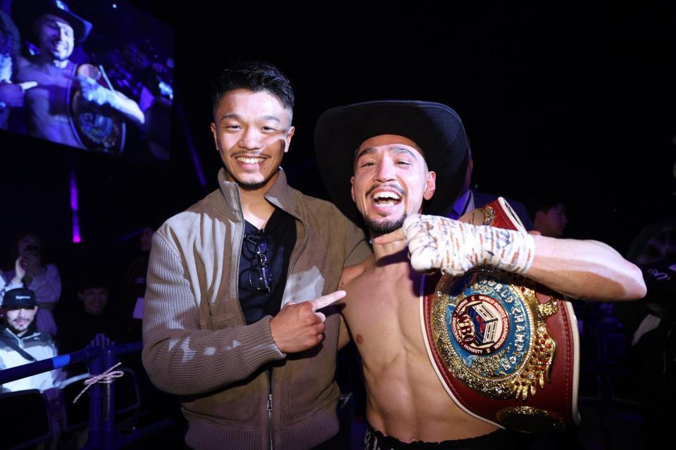 撮影に応じるアンソニー・オラスクアガ（右）と中谷潤人（撮影・石井剣太郎）