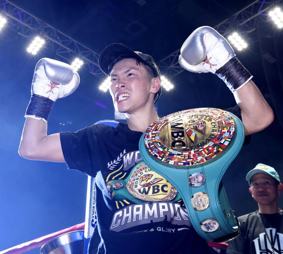 ベルトをかけガッツポーズする岩田翔吉（撮影・石井剣太郎