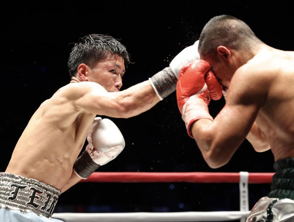 ８回、ノックアウト・ＣＰフレッシュマートを攻める岩田翔吉（撮影・石井剣太郎）