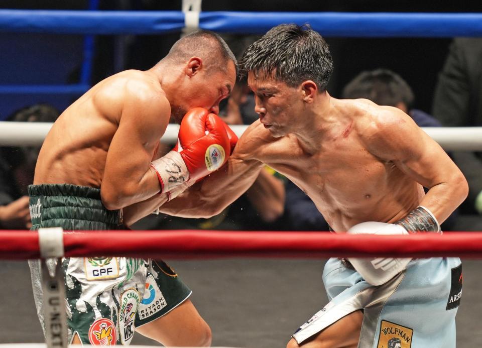 ６回、ノックアウト・ＣＰフレッシュマート（左）を攻める岩田翔吉