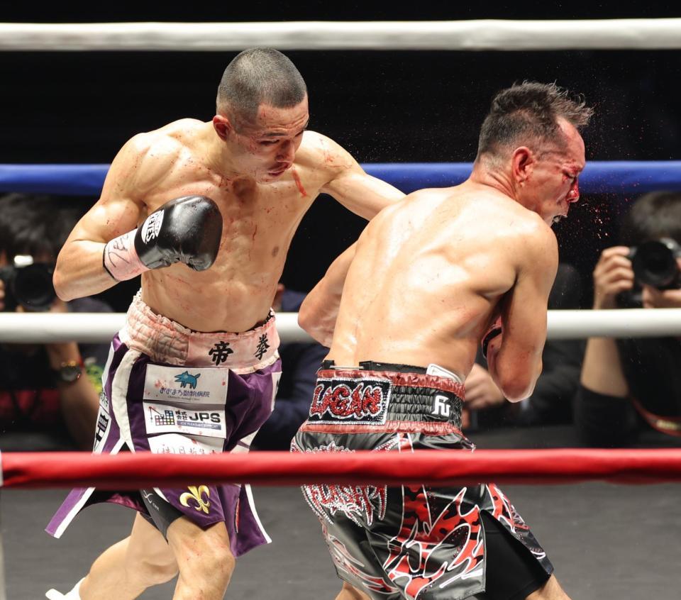 ７回、ノニト・ドネア（右）に左フックを浴びせ、ダウンを奪う増田陸（撮影・西岡正）