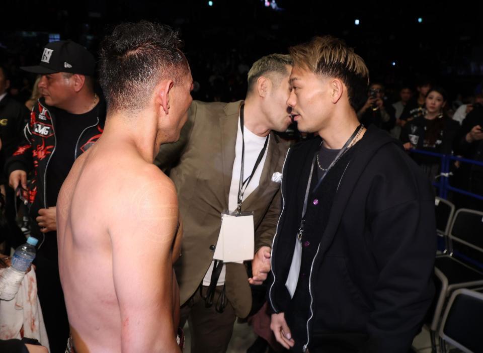 試合に敗れたノニト・ドネア（左端）は堤聖也（右端）と言葉を交わす（撮影・石井剣太郎）