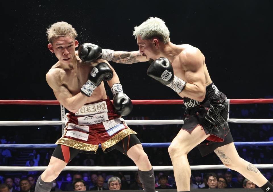 ３回、飯村樹輝弥を攻めるアンソニー・オラスクアガ（撮影・石井剣太郎）