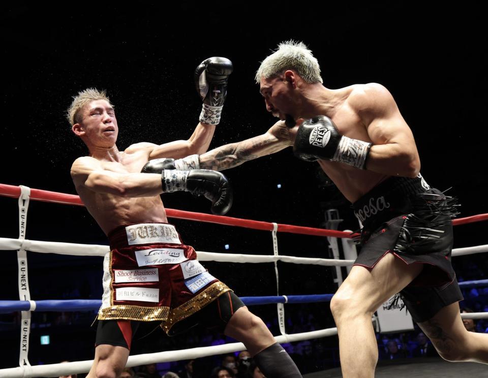 ３回、飯村樹輝弥を攻めるアンソニー・オラスクアガ（撮影・石井剣太郎）