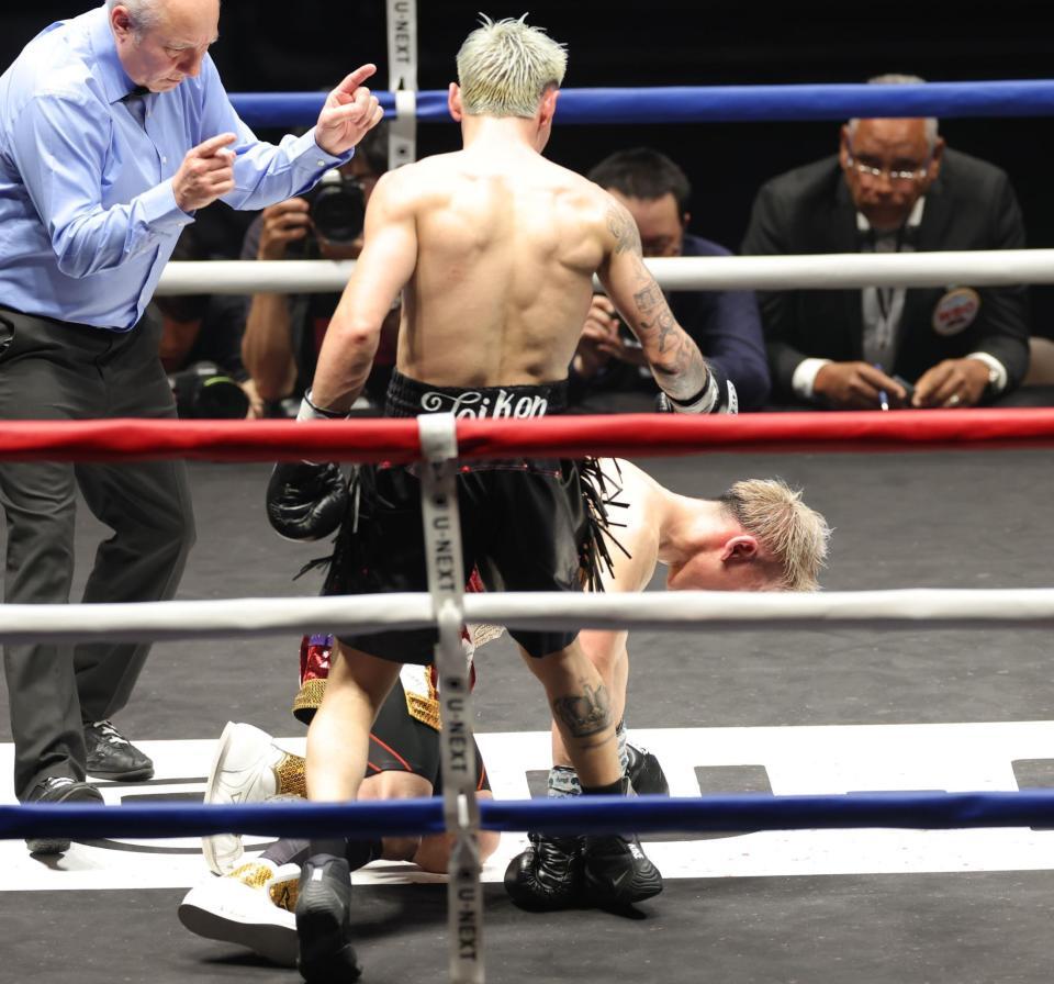 ７回、ダウンする飯村樹輝弥（撮影・西岡正）