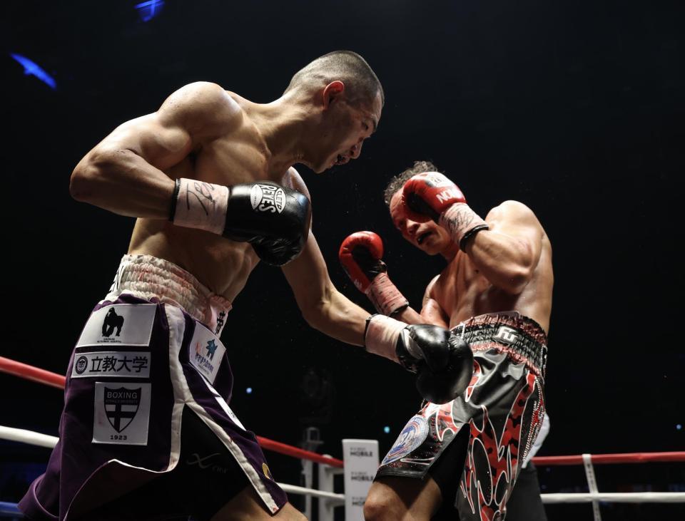 ６回、ノニト・ドネアを攻める増田陸（撮影・石井剣太郎）