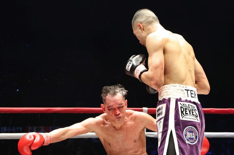 ７回、ノニト・ドネア（奥）からダウンを奪う増田陸（撮影・石井剣太郎）