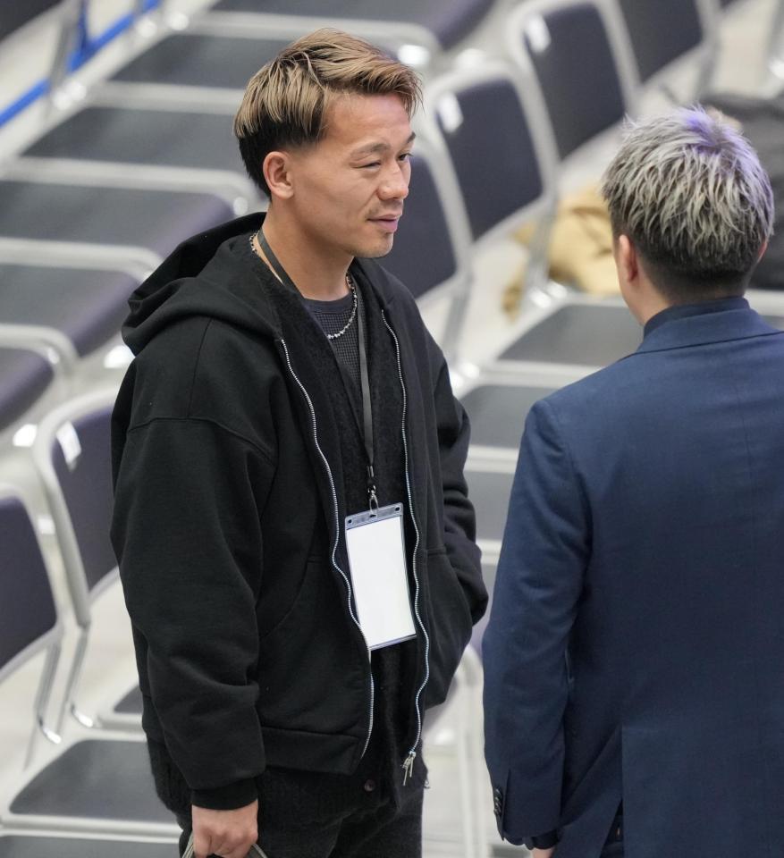 ノニト・ドネアと増田陸の試合を観戦し、引き揚げる堤聖也