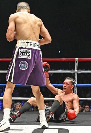 ７回、増田陸（手前）にダウンを奪われるドネア　