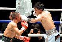 ８回、ノックアウト・ＣＰ・フレッシュマート（左）の顔面に左フックをヒットさせる岩田翔吉（撮影・西岡正）　