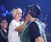 岩田翔吉を祝福する山本美憂