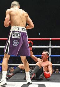 ７回、増田陸（手前）にダウンを奪われるドネア　