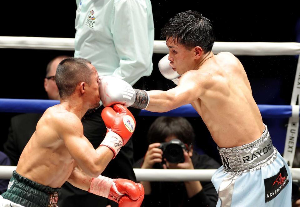 ８回、ノックアウト・ＣＰ・フレッシュマート（左）の顔面に左フックをヒットさせる岩田翔吉（撮影・西岡正）　