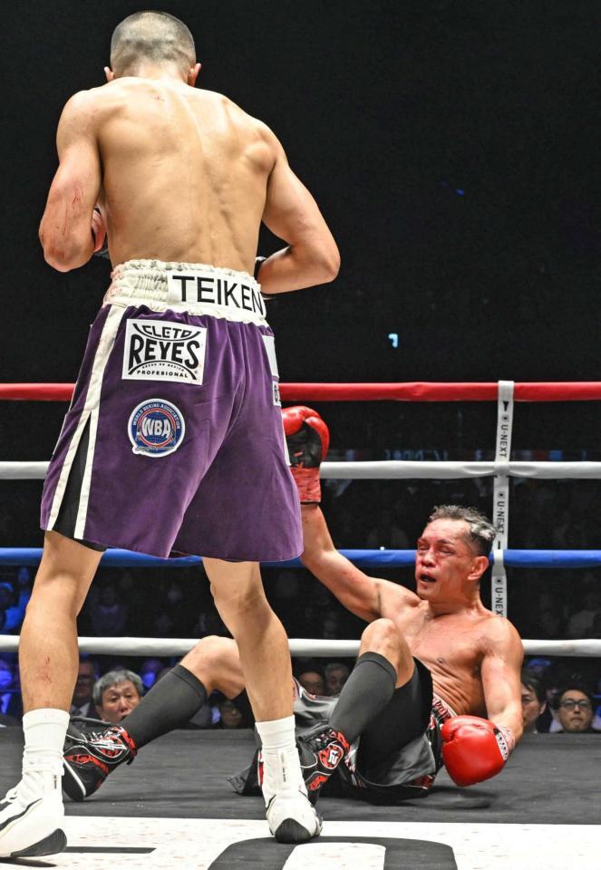 ７回、増田陸（手前）にダウンを奪われるドネア　