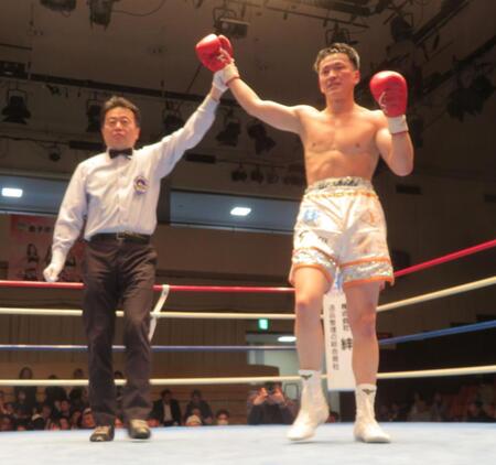 判定勝ちした金子佳樹（右）